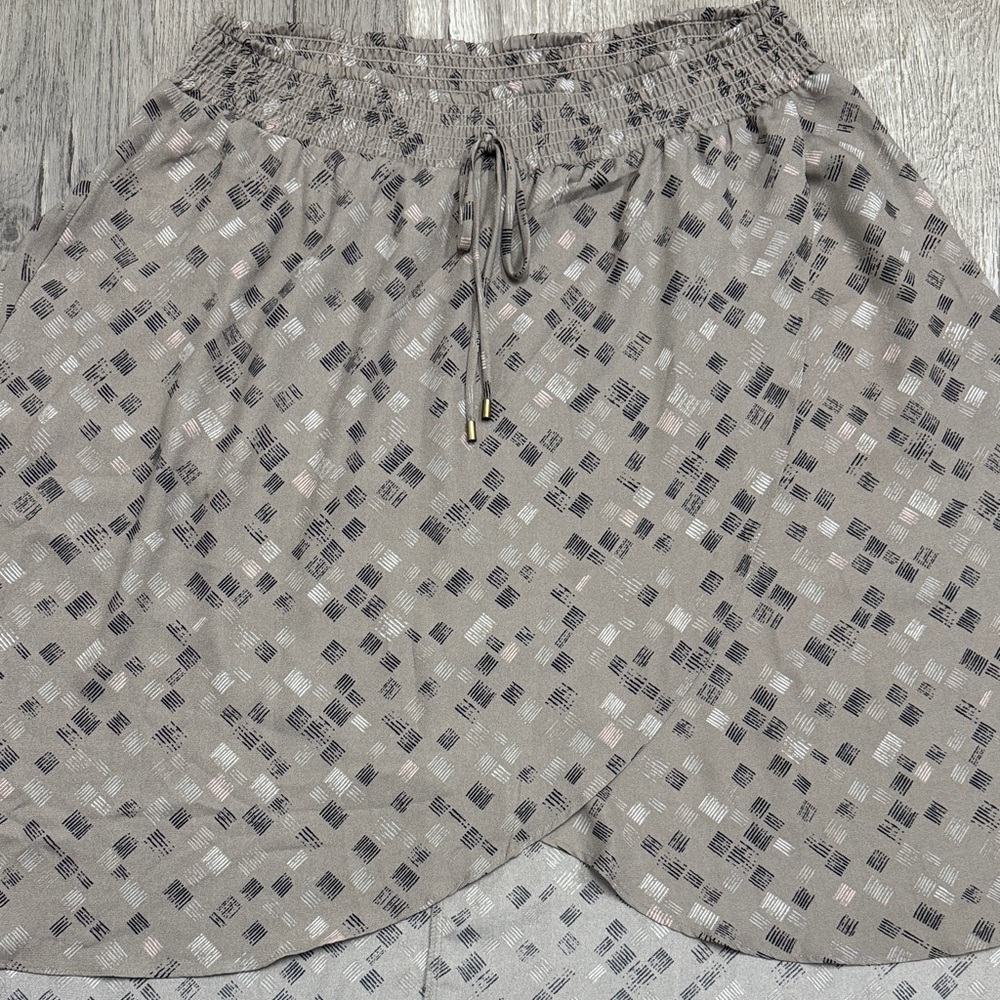 Chic High-Low Patterned Skirt - Picture 3 of 10